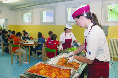 Napoli, escrementi nel cibo e bimbi intossicati: mensa scolastica sospesa Napoli, escrementi nel cibo e bimbi intossicati: mensa scolastica sospesa