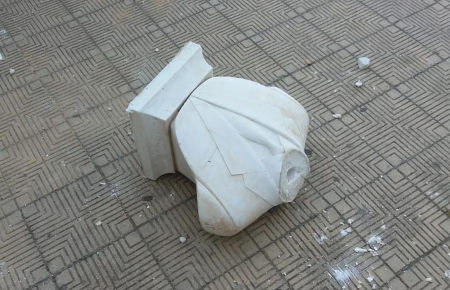 Distrutta e lanciata contro la Scuola la statua di Falcone