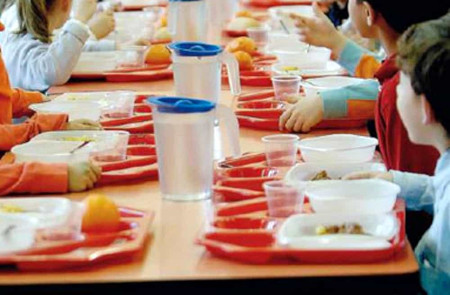 Marano, vermi nei piatti della mensa scolastica: la denuncia dei genitori